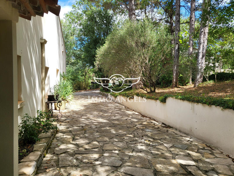 Maison traditionnelle - 275 m² - 8 pièces