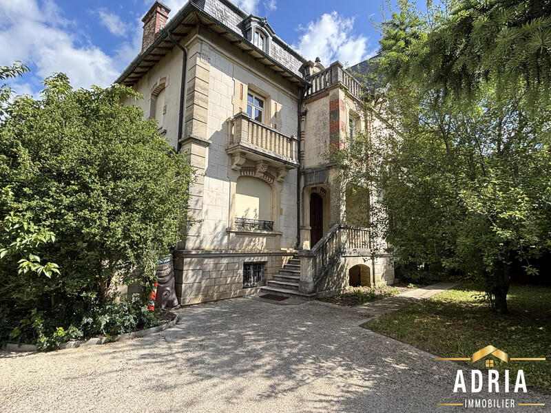 Maison - 323 m² - 10 pièces