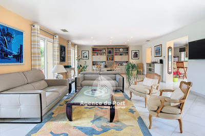 Villa - 221 m² - 9 pièces