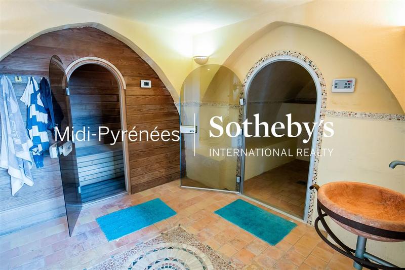 Maison - 850 m² - 10 pièces