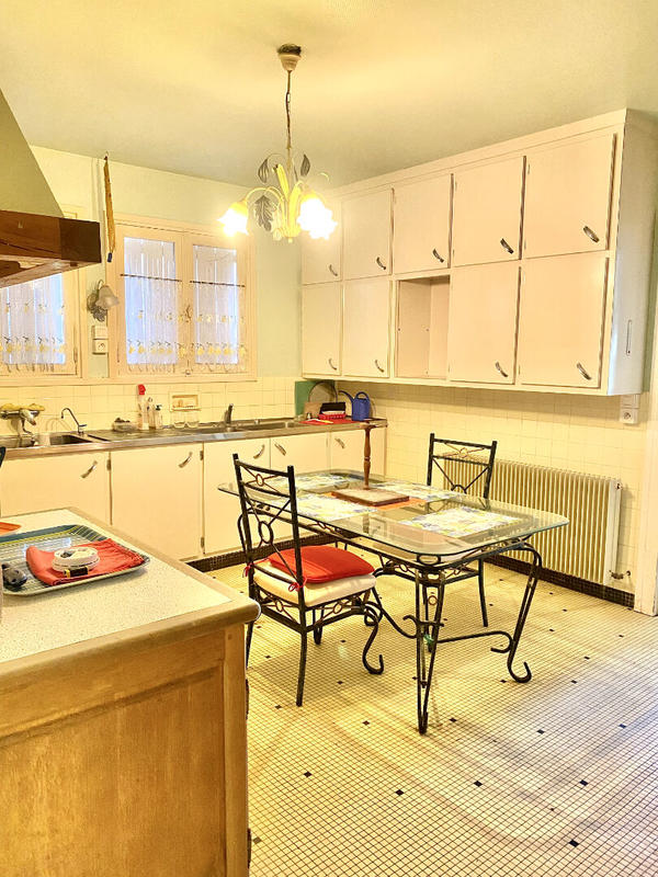 Maison - 280 m² - 9 pièces