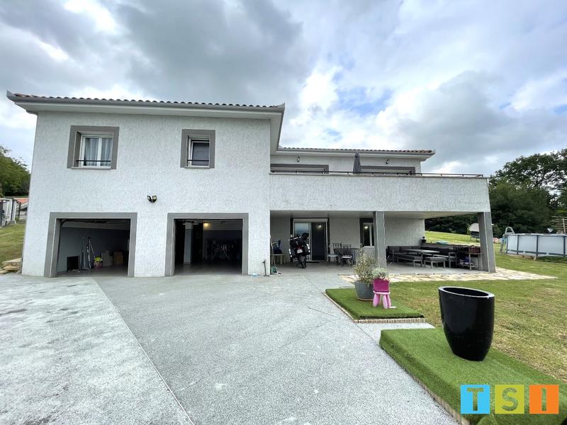 Maison - 223 m² - 8 pièces