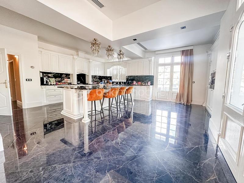 Demeure - 496 m² - 14 pièces