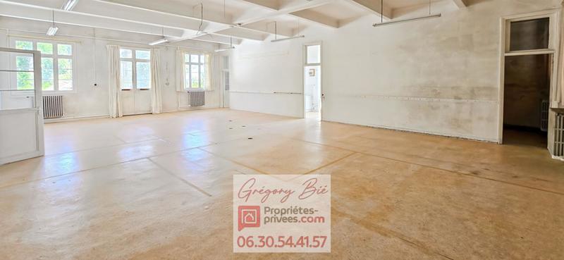 Maison - 1 000 m² - 40 pièces