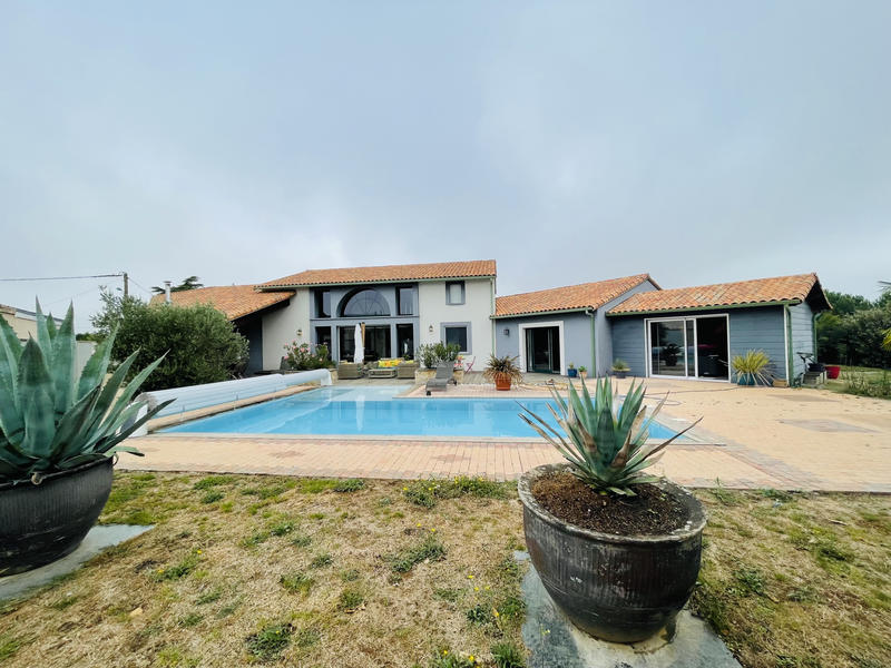 Maison - 270 m² - 6 pièces