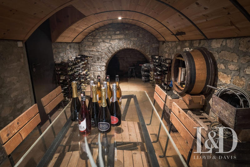 Maison - 1 200 m² - 26 pièces