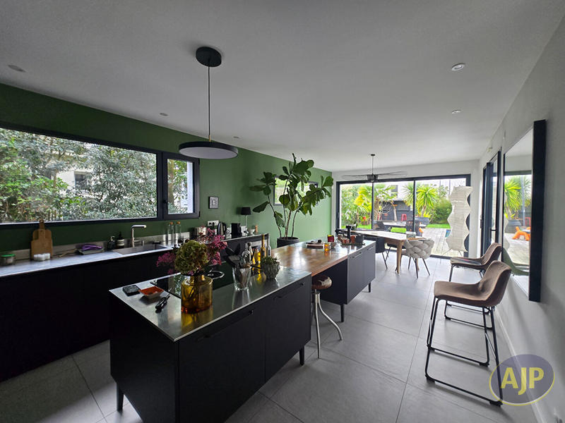 Villa - 180 m² - 8 pièces