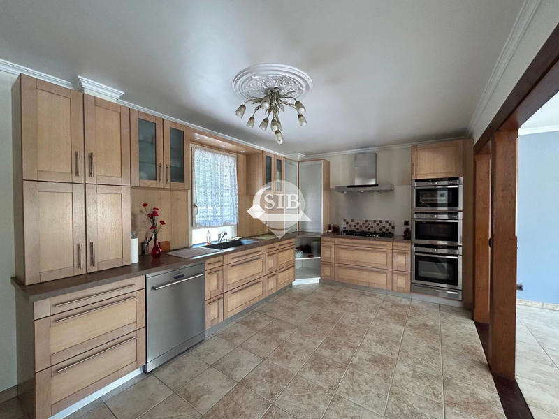 Maison - 238 m² - 9 pièces