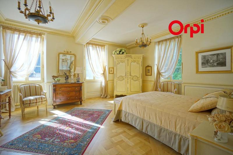 Propriété - 360 m² - 8 pièces