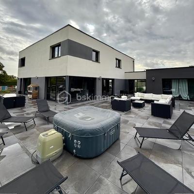 Maison - 330 m² - 8 pièces