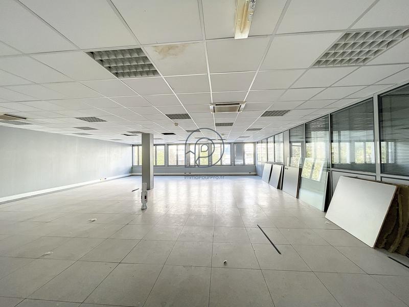 Local commercial - 1 842 m²