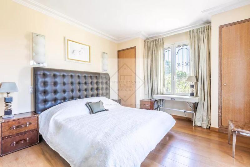 Villa - 247 m² - 6 pièces