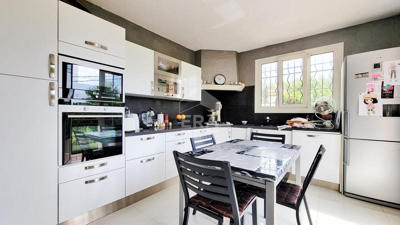 Maison - 270 m² - 8 pièces