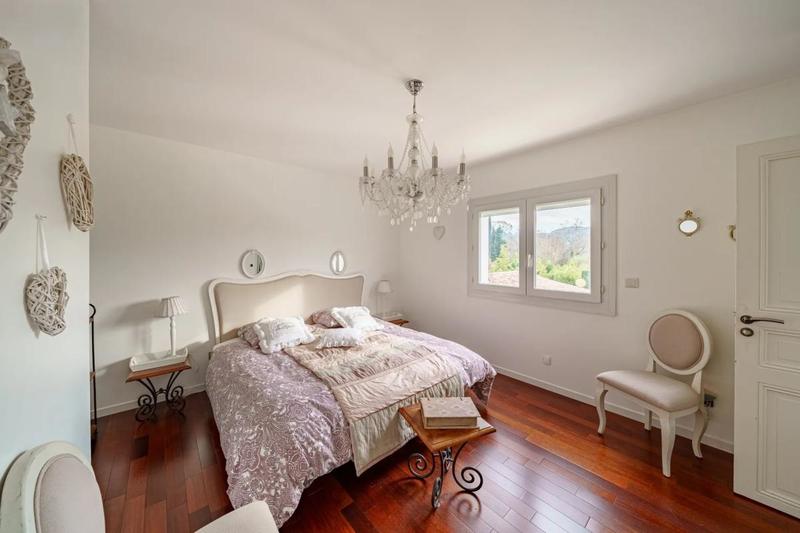 Maison - 335 m² - 12 pièces