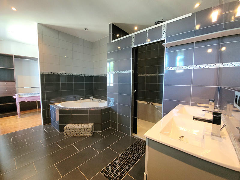 Maison - 205 m² - 6 pièces