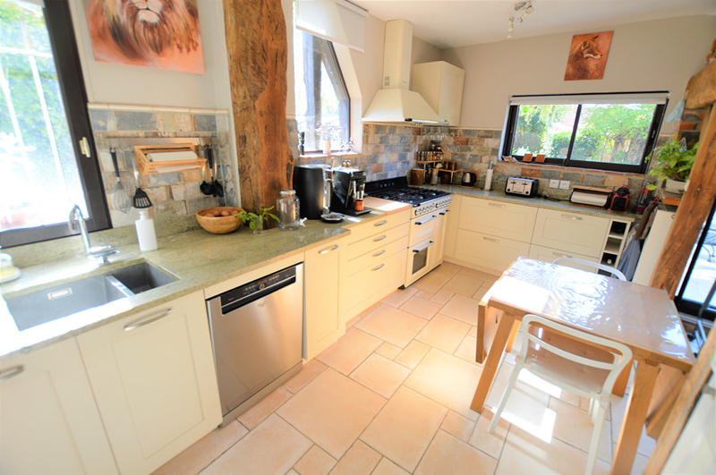 Maison - 202 m² - 9 pièces