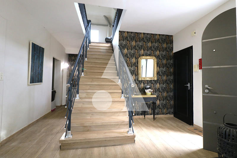 Maison - 219 m² - 7 pièces