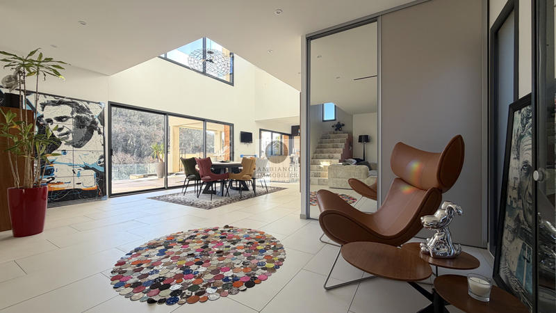 Maison - 237 m² - 8 pièces