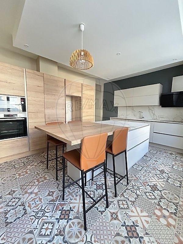 Maison - 210 m² - 7 pièces