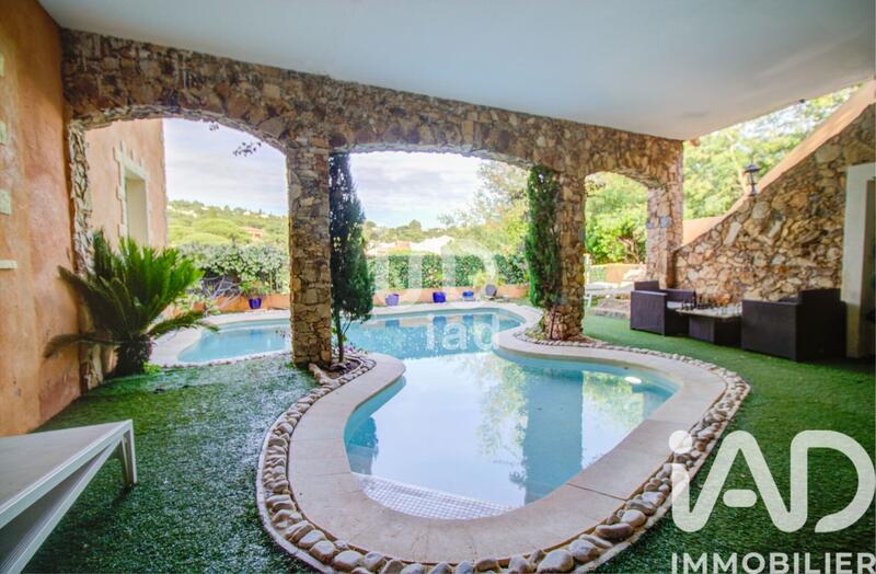 Maison - 238 m² - 10 pièces