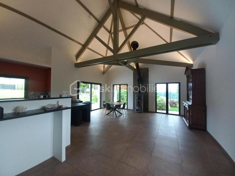 Maison traditionnelle - 220 m² - 8 pièces