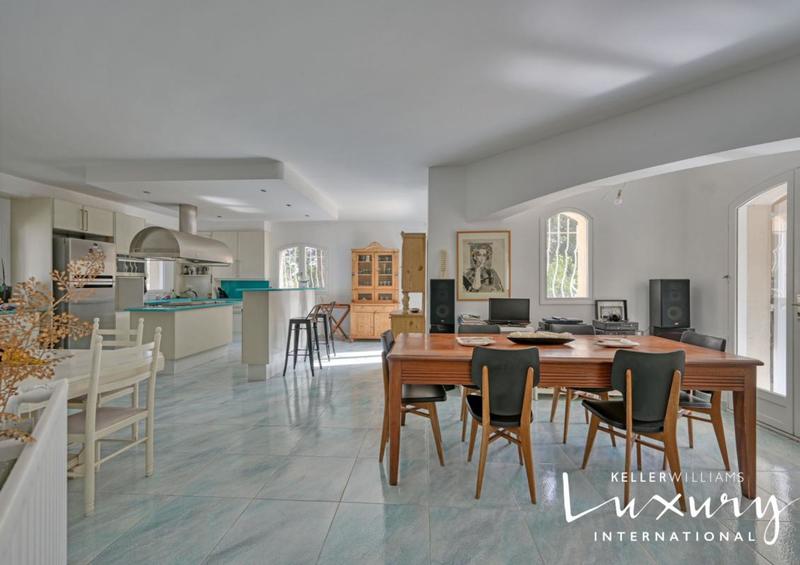 Propriété - 310 m² - 7 pièces