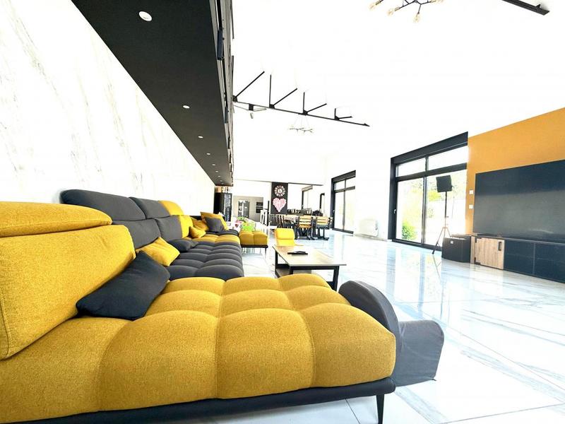 Maison - 285 m² - 7 pièces