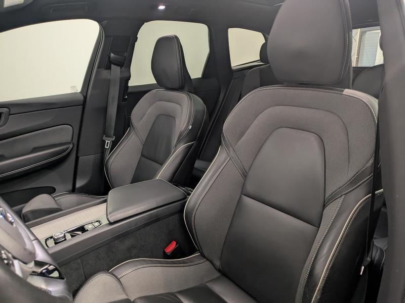 Volvo Xc60 B4 197 Ch R Design Bva Harman Kardon Attelage Toit Ouvrant