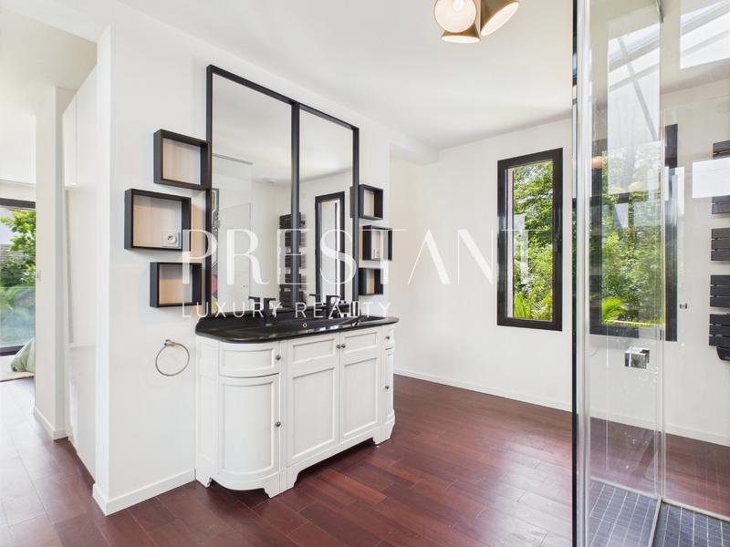 Maison - 310 m² - 11 pièces