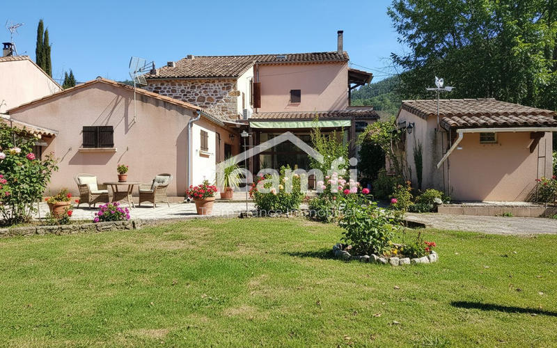 Maison traditionnelle - 139 m² - 6 pièces