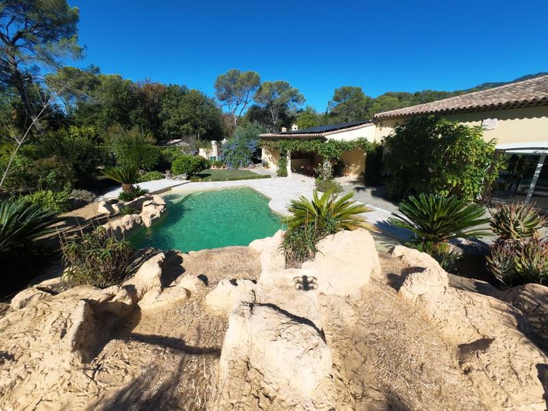 Villa - 469 m² - 9 pièces