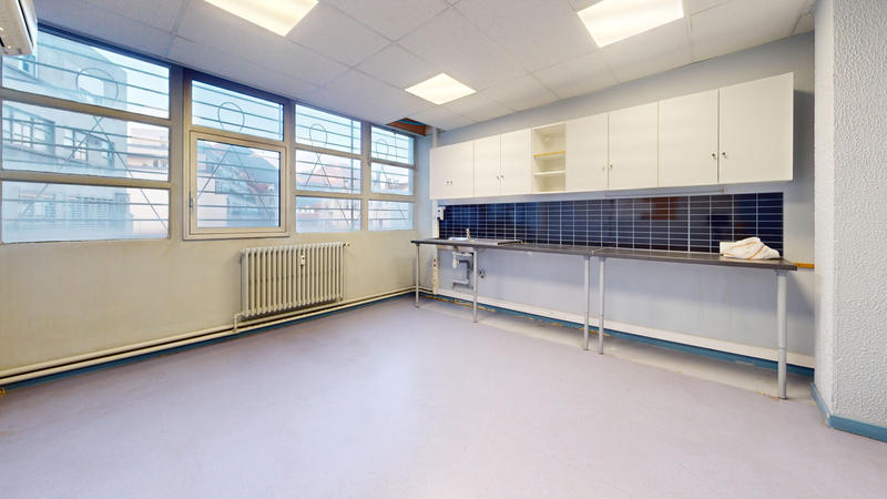 Local commercial - 200 m² - 7 pièces