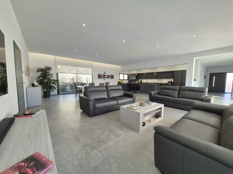 Maison - 232 m² - 6 pièces