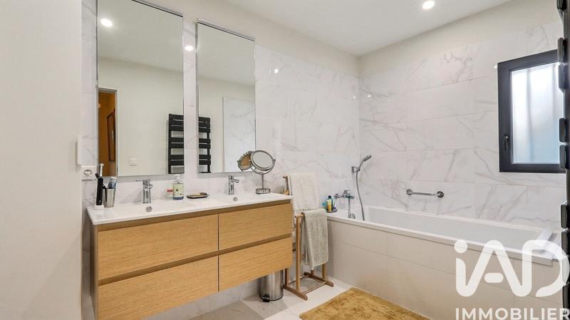 Maison - 230 m² - 8 pièces