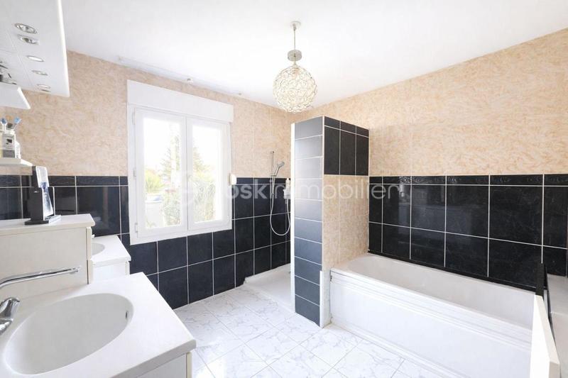 Pavillon - 150 m² - 8 pièces