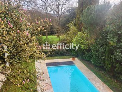 Maison - 215 m² - 10 pièces