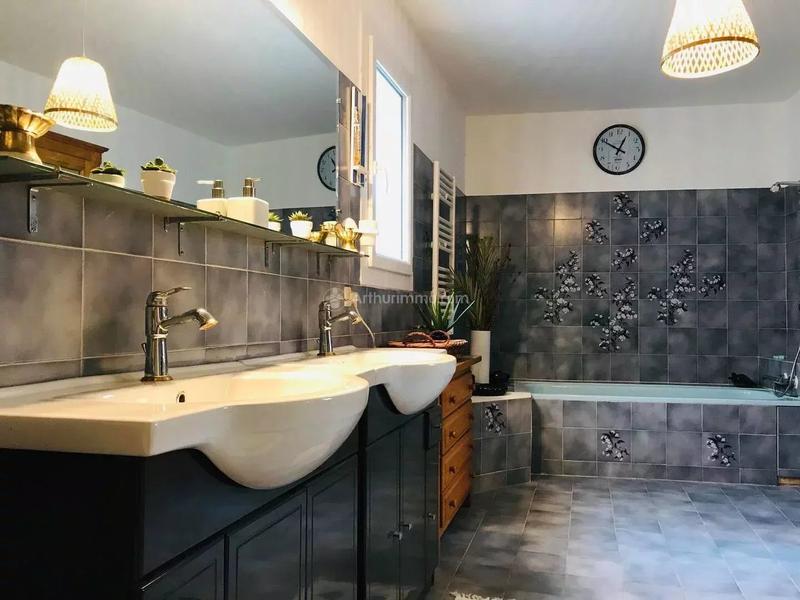 Maison - 210 m² - 6 pièces