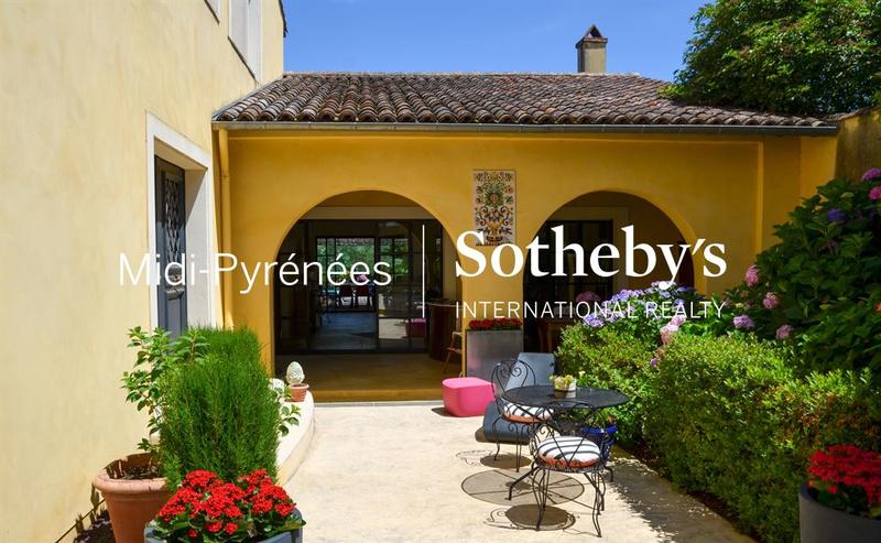 Maison de ville - 375 m² - 9 pièces