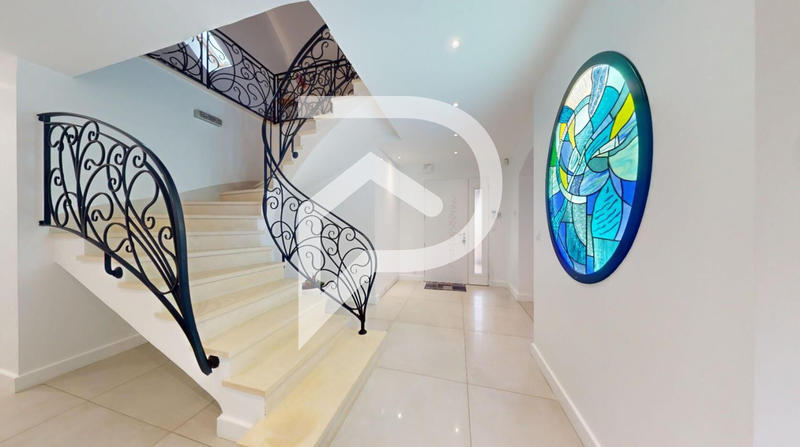 Maison - 270 m² - 8 pièces