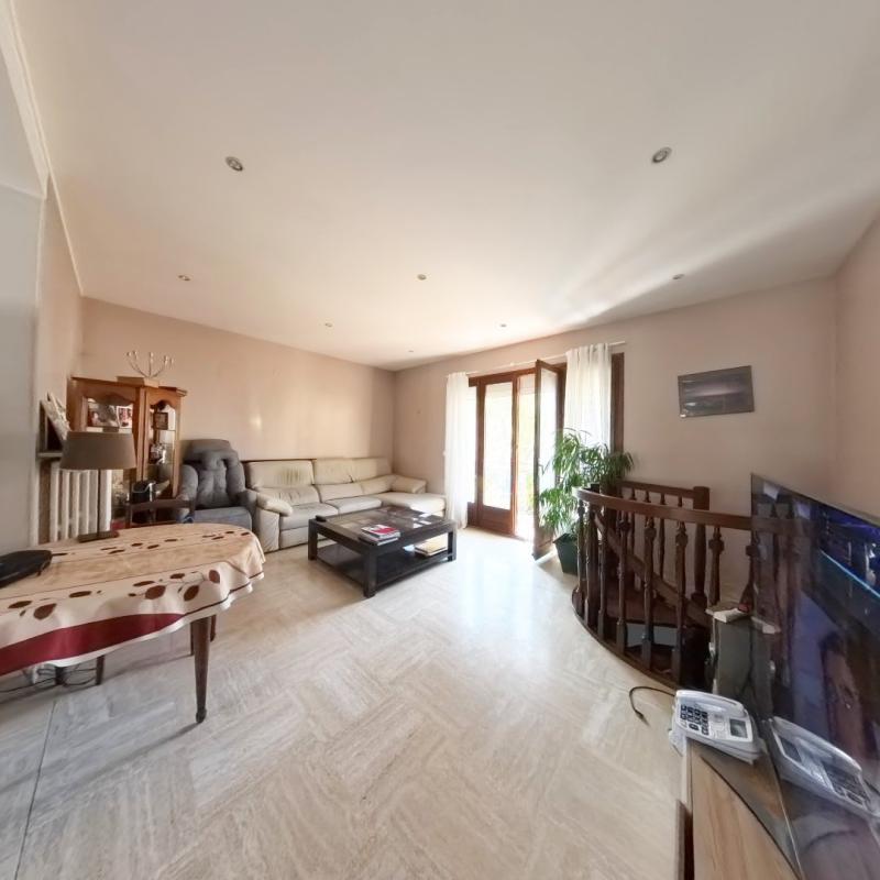 Maison - 127 m² - 8 pièces