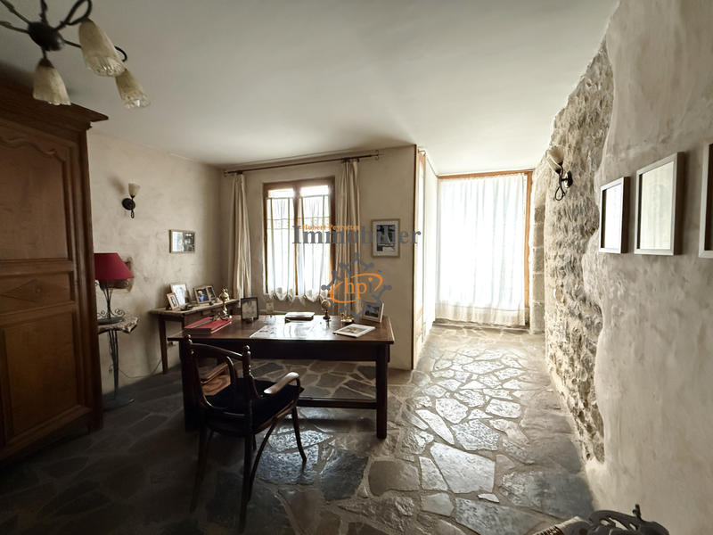 Maison - 220 m² - 8 pièces