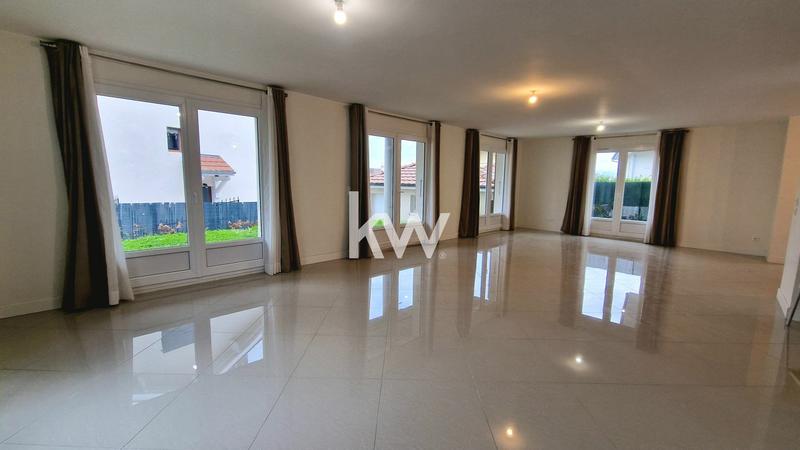 Maison - 331 m² - 7 pièces