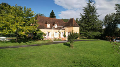 Propriété - 218 m² - 10 pièces