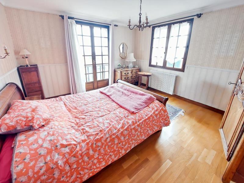 Propriété - 252 m² - 9 pièces