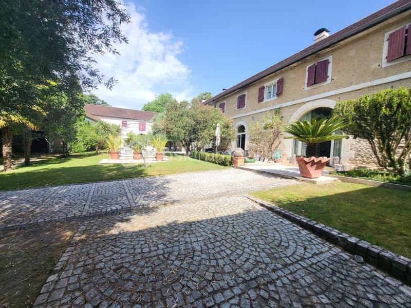 Maison - 400 m² - 10 pièces