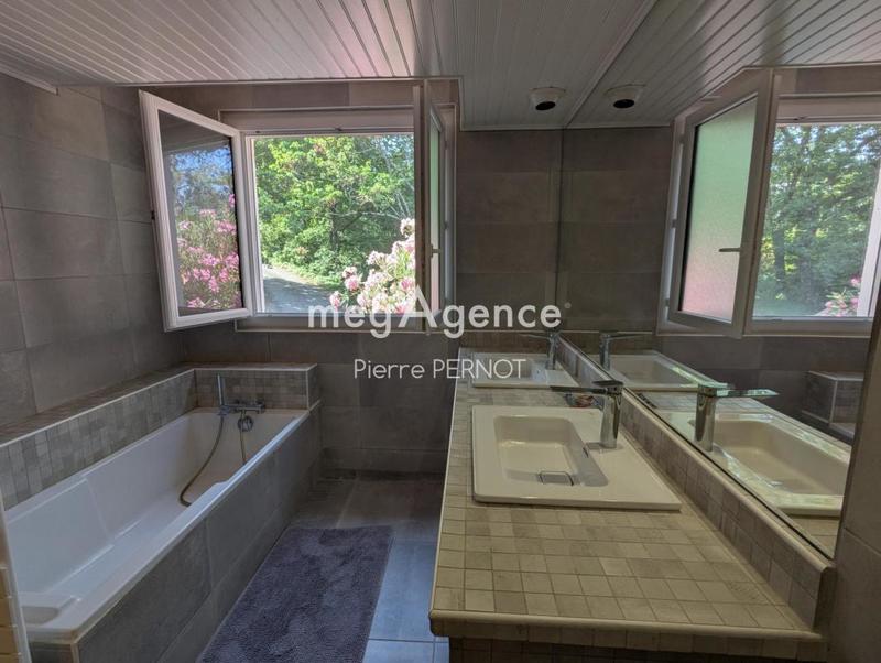 Maison - 240 m² - 8 pièces