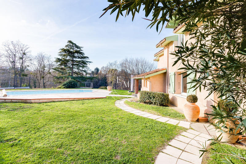 Maison - 346 m² - 10 pièces