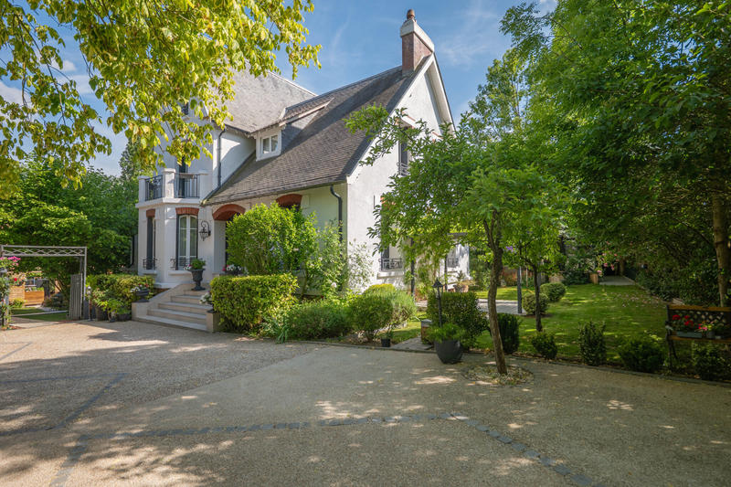 Maison - 220 m² - 6 pièces