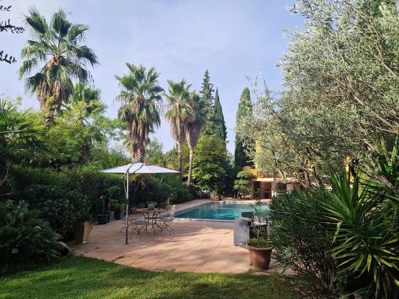 Maison - 382 m² - 10 pièces