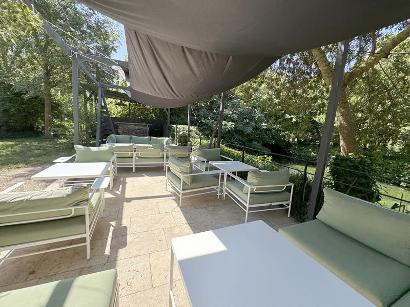 Propriété - 1 300 m² - 15 pièces